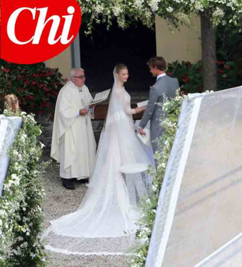 Beatrice Borromeo e Pierre Casiraghi al balcone da marito e moglie. FOTO Beatrice Borromeo e Pierre Casiraghi al balcone da marito e moglie. FOTO