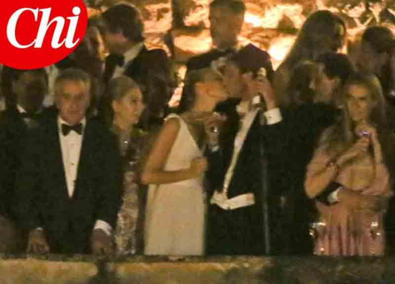 Beatrice Borromeo e Pierre Casiraghi al balcone da marito e moglie. FOTO Beatrice Borromeo e Pierre Casiraghi al balcone da marito e moglie. FOTO