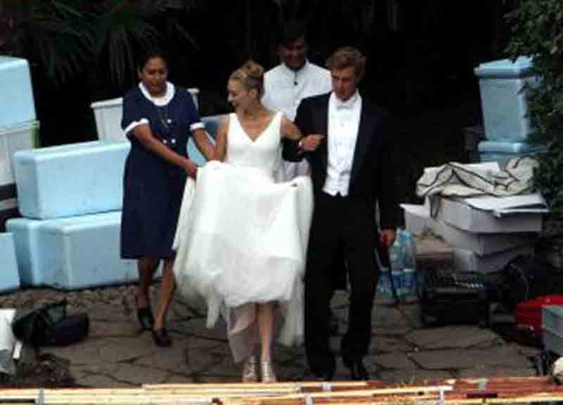 Beatrice Borromeo e Pierre Casiraghi al balcone da marito e moglie. FOTO Beatrice Borromeo e Pierre Casiraghi al balcone da marito e moglie. FOTO