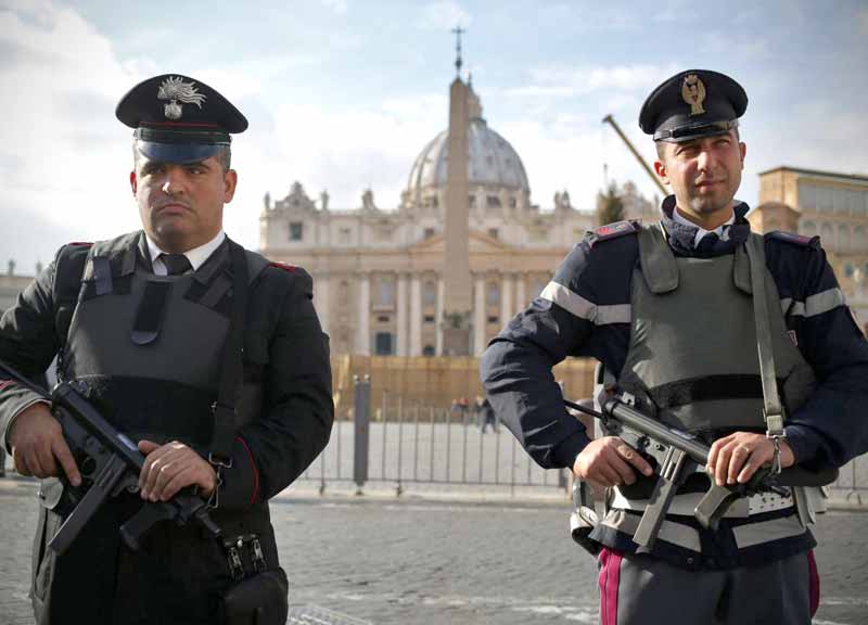 Il Vaticano “zona rossa”, vigilanza armata sui bus. Città blindata, 2mila agenti: ecco il piano anti-isis Il Vaticano “zona rossa”, vigilanza armata sui bus. Città blindata, 2mila agenti: ecco il piano anti-isis