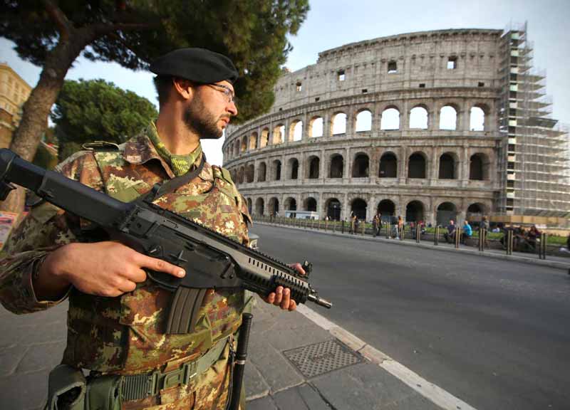 Il Vaticano “zona rossa”, vigilanza armata sui bus. Città blindata, 2mila agenti: ecco il piano anti-isis Il Vaticano “zona rossa”, vigilanza armata sui bus. Città blindata, 2mila agenti: ecco il piano anti-isis