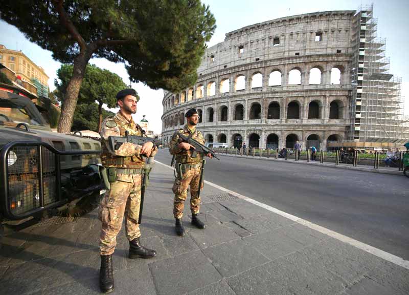 Il Vaticano “zona rossa”, vigilanza armata sui bus. Città blindata, 2mila agenti: ecco il piano anti-isis Il Vaticano “zona rossa”, vigilanza armata sui bus. Città blindata, 2mila agenti: ecco il piano anti-isis