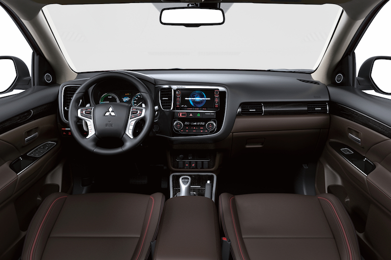 MITSUBISHI OUTLANDER PLUG-IN, viaggiare accompagnati solo dal silenzio MITSUBISHI OUTLANDER PLUG-IN, viaggiare accompagnati solo dal silenzio