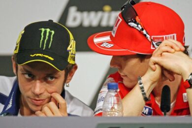 Valentino Rossi elimina Jorge Lorenzo e Marquez da…
