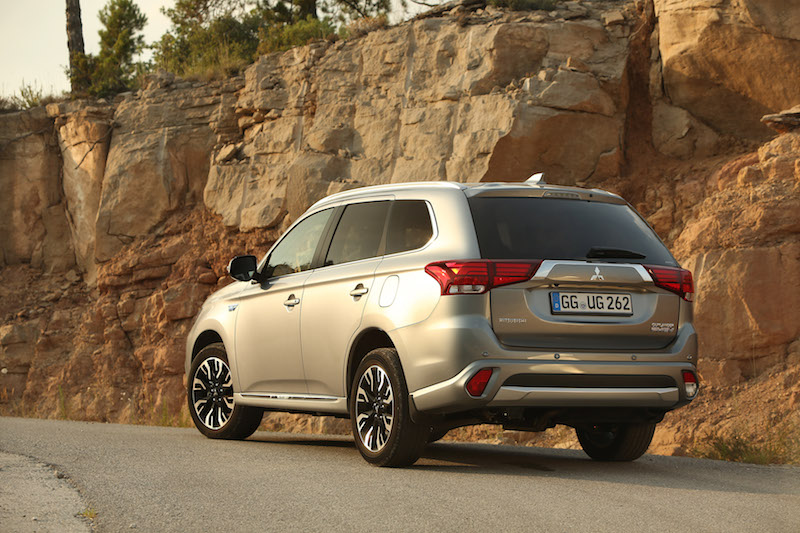 MITSUBISHI OUTLANDER PLUG-IN, viaggiare accompagnati solo dal silenzio MITSUBISHI OUTLANDER PLUG-IN, viaggiare accompagnati solo dal silenzio