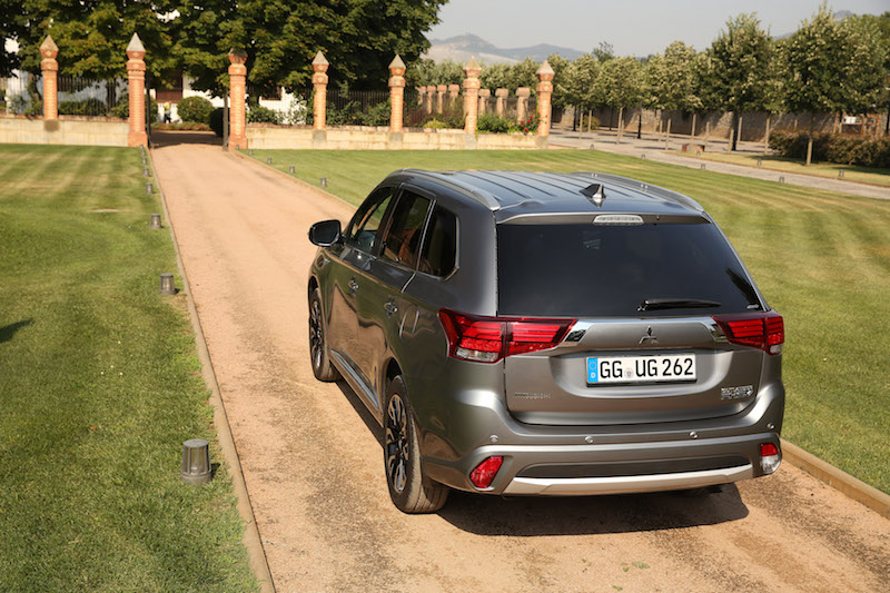 MITSUBISHI OUTLANDER PLUG-IN, viaggiare accompagnati solo dal silenzio MITSUBISHI OUTLANDER PLUG-IN, viaggiare accompagnati solo dal silenzio