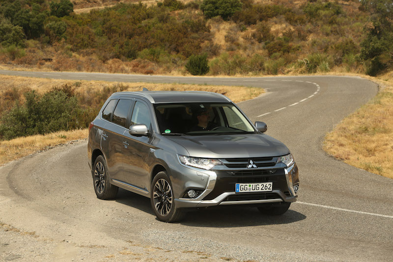 MITSUBISHI OUTLANDER PLUG-IN, viaggiare accompagnati solo dal silenzio MITSUBISHI OUTLANDER PLUG-IN, viaggiare accompagnati solo dal silenzio