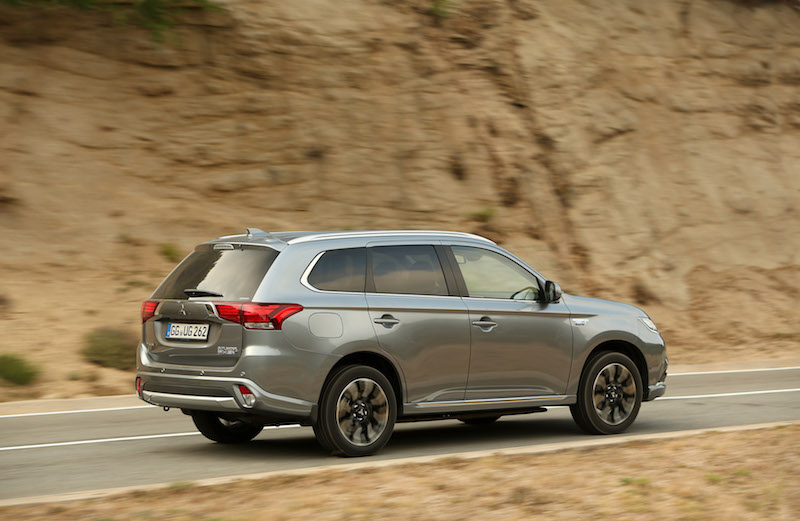 MITSUBISHI OUTLANDER PLUG-IN, viaggiare accompagnati solo dal silenzio MITSUBISHI OUTLANDER PLUG-IN, viaggiare accompagnati solo dal silenzio