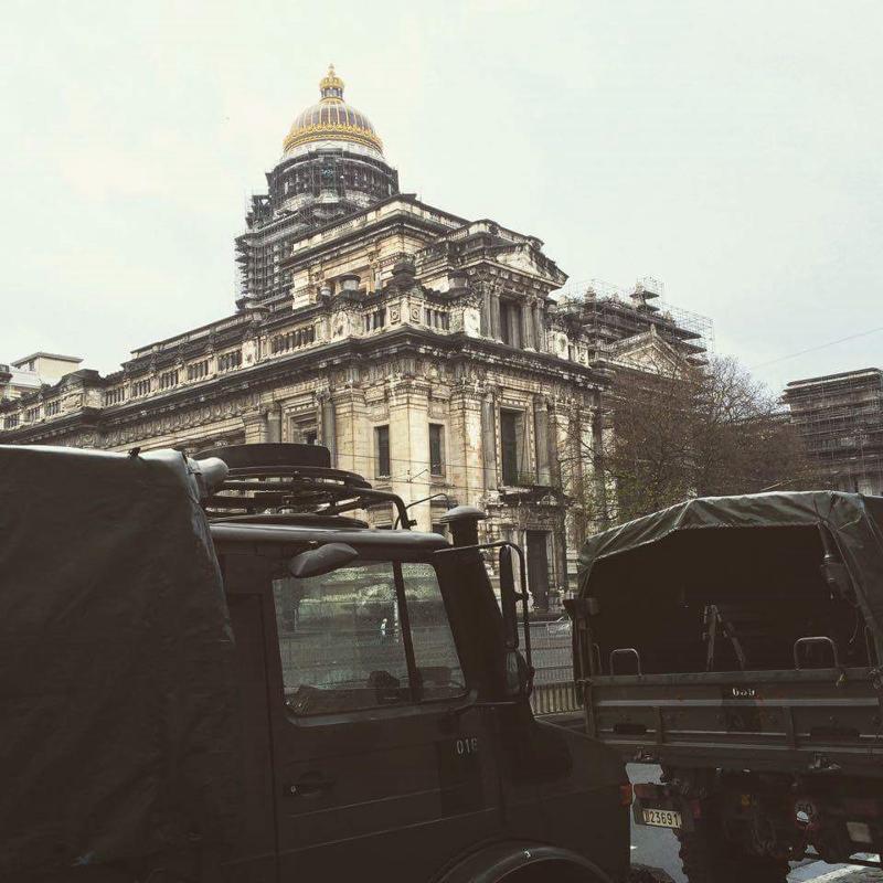 A Bruxelles “stesso rischio che a Parigi”. Città blindata, sei fermati A Bruxelles “stesso rischio che a Parigi”. Città blindata, sei fermati