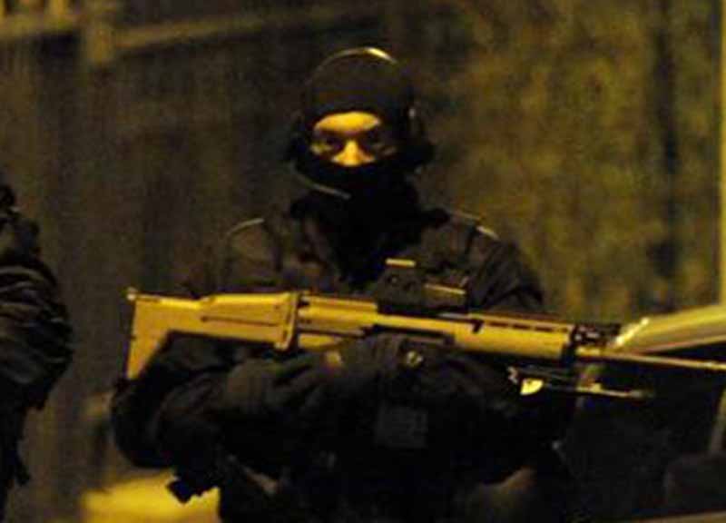 Francia, blitz contro il traffico d’armi: ucciso doganiere Francia, blitz contro il traffico d’armi: ucciso doganiere