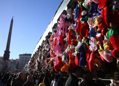Niente Befana a piazza Navona: bando sospeso. La guerra dei bancarellari ferma la festa