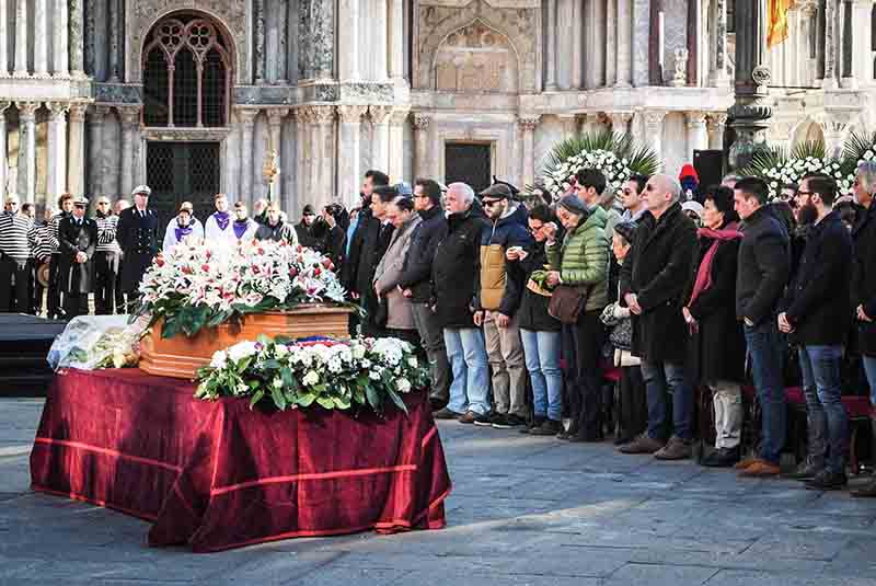 Solesin, i funerali. Il padre: “Fanatismo vuole nobilitare il massacro” Solesin, i funerali. Il padre: “Fanatismo vuole nobilitare il massacro”