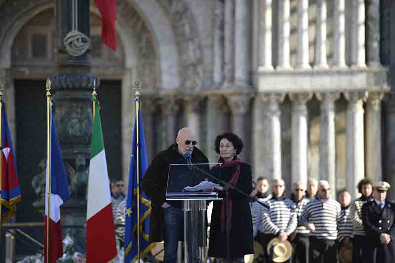 Solesin, i funerali. Il padre: “Fanatismo vuole nobilitare il massacro” Solesin, i funerali. Il padre: “Fanatismo vuole nobilitare il massacro”