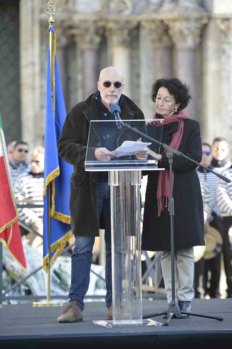 Solesin, i funerali. Il padre: “Fanatismo vuole nobilitare il massacro” Solesin, i funerali. Il padre: “Fanatismo vuole nobilitare il massacro”