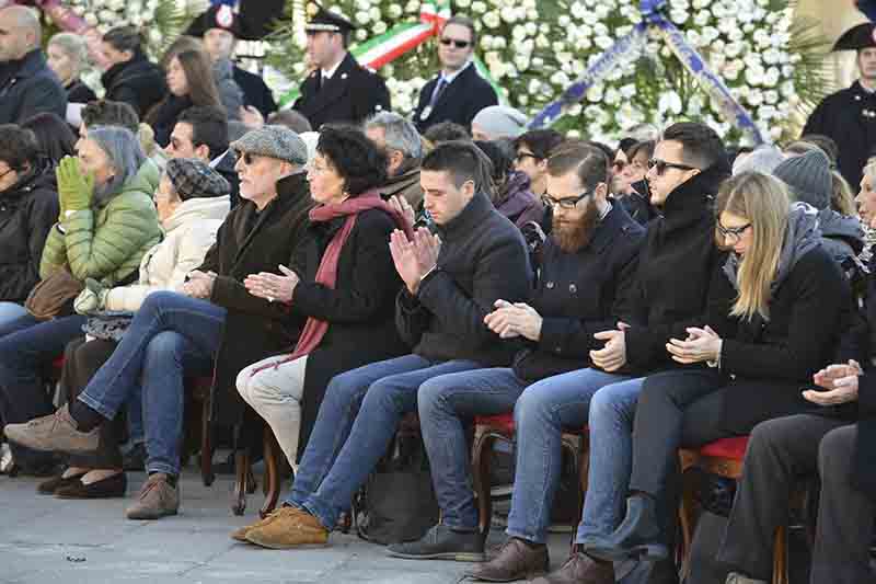 Solesin, i funerali. Il padre: “Fanatismo vuole nobilitare il massacro” Solesin, i funerali. Il padre: “Fanatismo vuole nobilitare il massacro”