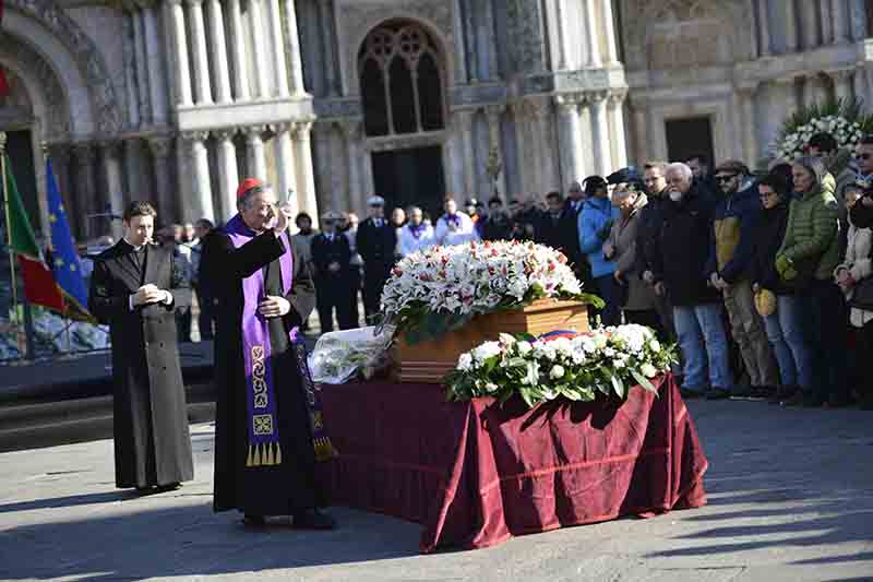 Solesin, i funerali. Il padre: “Fanatismo vuole nobilitare il massacro” Solesin, i funerali. Il padre: “Fanatismo vuole nobilitare il massacro”