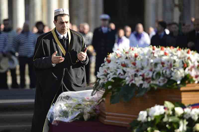 Solesin, i funerali. Il padre: “Fanatismo vuole nobilitare il massacro” Solesin, i funerali. Il padre: “Fanatismo vuole nobilitare il massacro”