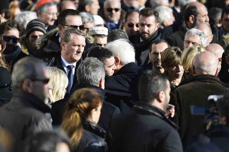 Solesin, i funerali. Il padre: “Fanatismo vuole nobilitare il massacro” Solesin, i funerali. Il padre: “Fanatismo vuole nobilitare il massacro”