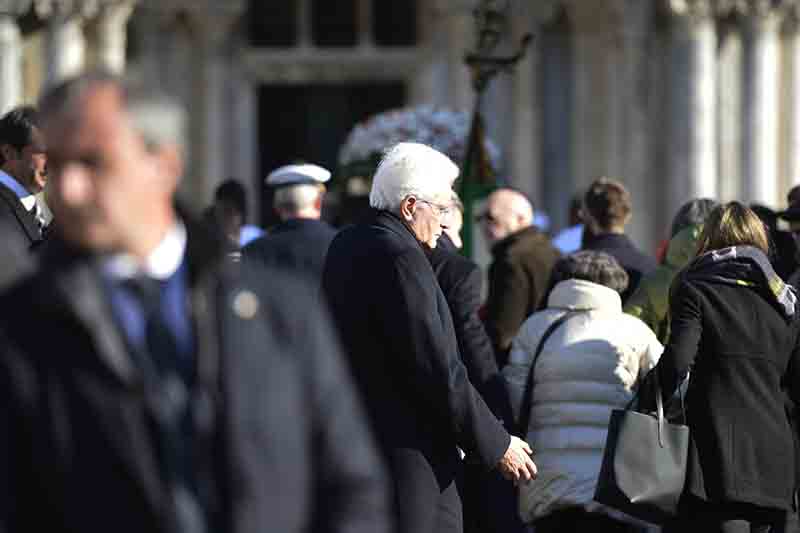 Solesin, i funerali. Il padre: “Fanatismo vuole nobilitare il massacro” Solesin, i funerali. Il padre: “Fanatismo vuole nobilitare il massacro”