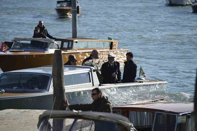Solesin, i funerali. Il padre: “Fanatismo vuole nobilitare il massacro” Solesin, i funerali. Il padre: “Fanatismo vuole nobilitare il massacro”