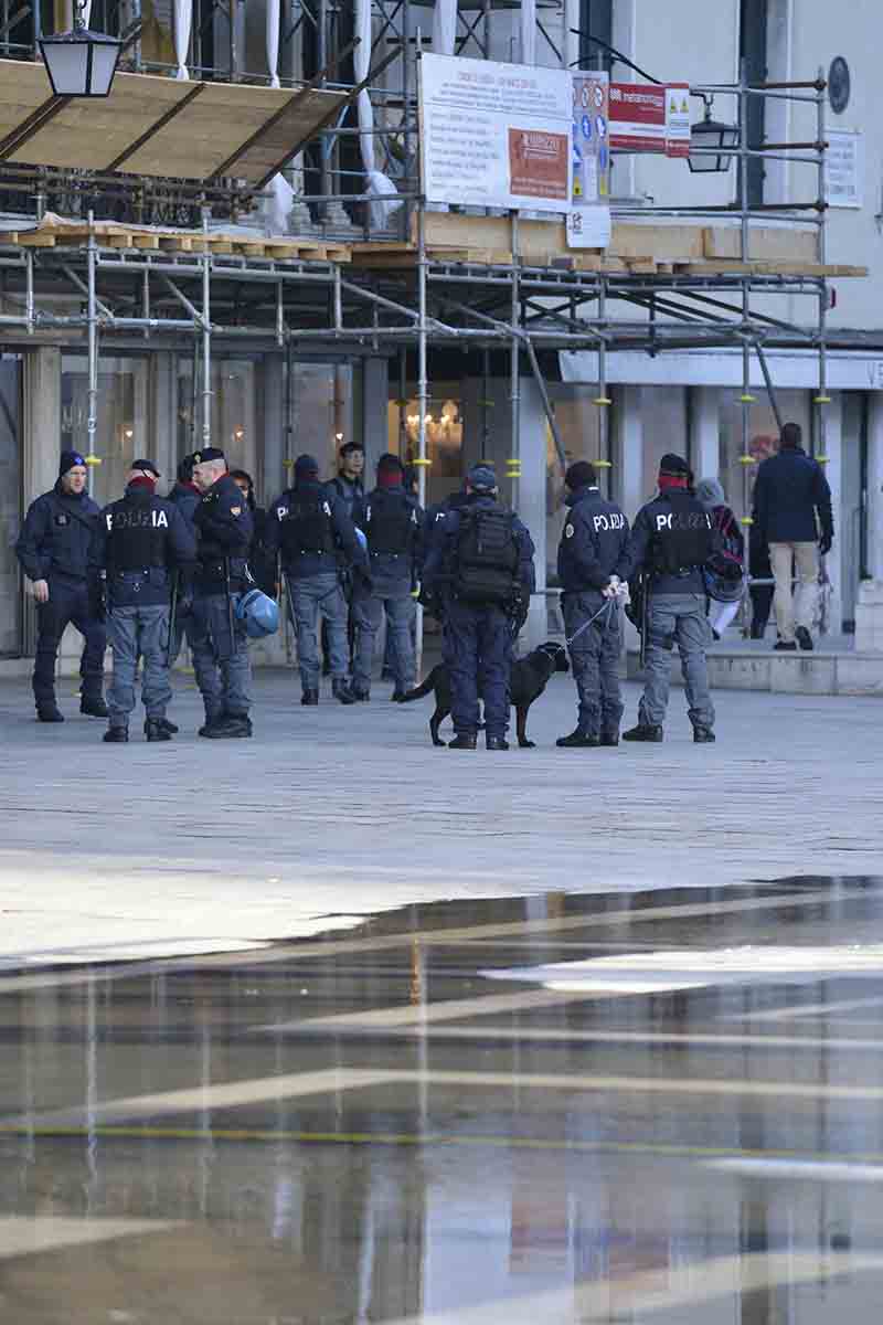 Solesin, i funerali. Il padre: “Fanatismo vuole nobilitare il massacro” Solesin, i funerali. Il padre: “Fanatismo vuole nobilitare il massacro”