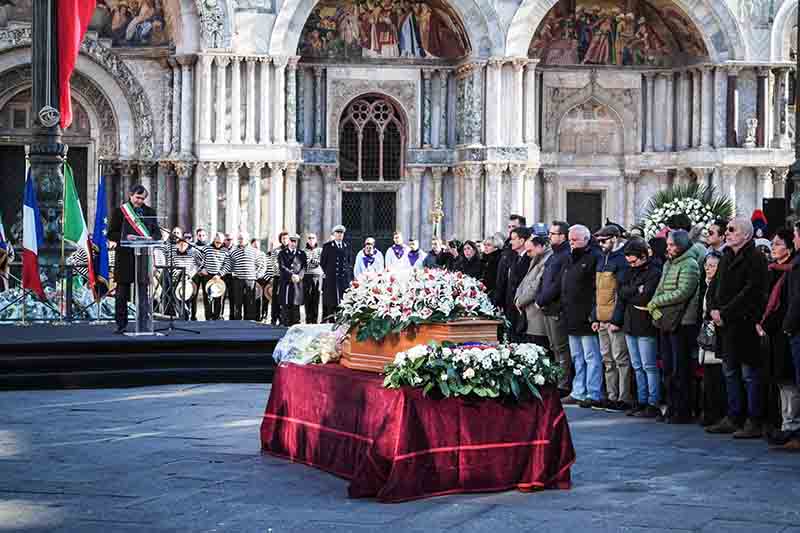 Solesin, i funerali. Il padre: “Fanatismo vuole nobilitare il massacro” Solesin, i funerali. Il padre: “Fanatismo vuole nobilitare il massacro”