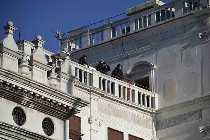 Solesin, i funerali. Il padre: “Fanatismo vuole nobilitare il massacro” Solesin, i funerali. Il padre: “Fanatismo vuole nobilitare il massacro”