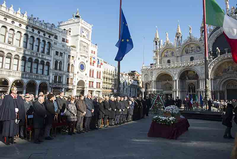 Solesin, i funerali. Il padre: “Fanatismo vuole nobilitare il massacro” Solesin, i funerali. Il padre: “Fanatismo vuole nobilitare il massacro”