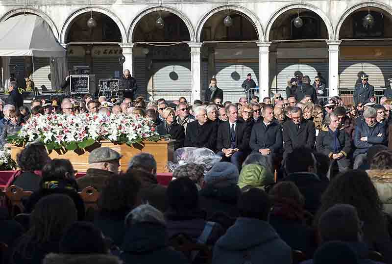 Solesin, i funerali. Il padre: “Fanatismo vuole nobilitare il massacro” Solesin, i funerali. Il padre: “Fanatismo vuole nobilitare il massacro”