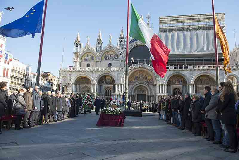 Solesin, i funerali. Il padre: “Fanatismo vuole nobilitare il massacro” Solesin, i funerali. Il padre: “Fanatismo vuole nobilitare il massacro”