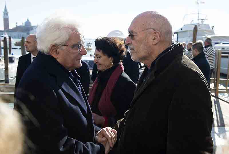 Solesin, i funerali. Il padre: “Fanatismo vuole nobilitare il massacro” Solesin, i funerali. Il padre: “Fanatismo vuole nobilitare il massacro”