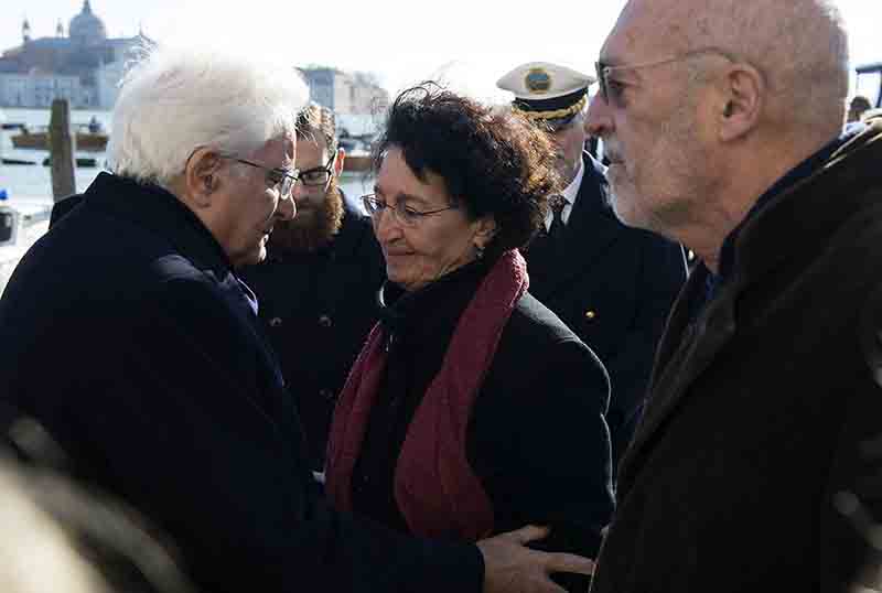 Solesin, i funerali. Il padre: “Fanatismo vuole nobilitare il massacro” Solesin, i funerali. Il padre: “Fanatismo vuole nobilitare il massacro”
