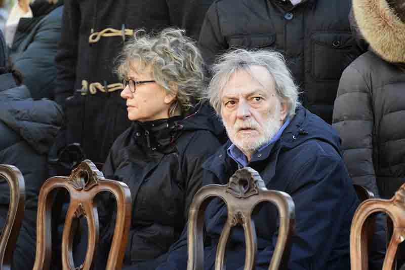 Solesin, i funerali. Il padre: “Fanatismo vuole nobilitare il massacro” Solesin, i funerali. Il padre: “Fanatismo vuole nobilitare il massacro”