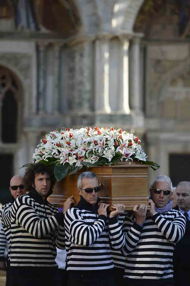 Solesin, i funerali. Il padre: “Fanatismo vuole nobilitare il massacro” Solesin, i funerali. Il padre: “Fanatismo vuole nobilitare il massacro”