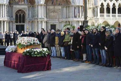 Solesin, i funerali. Il padre: “Fanatismo vuole nobilitare il massacro”