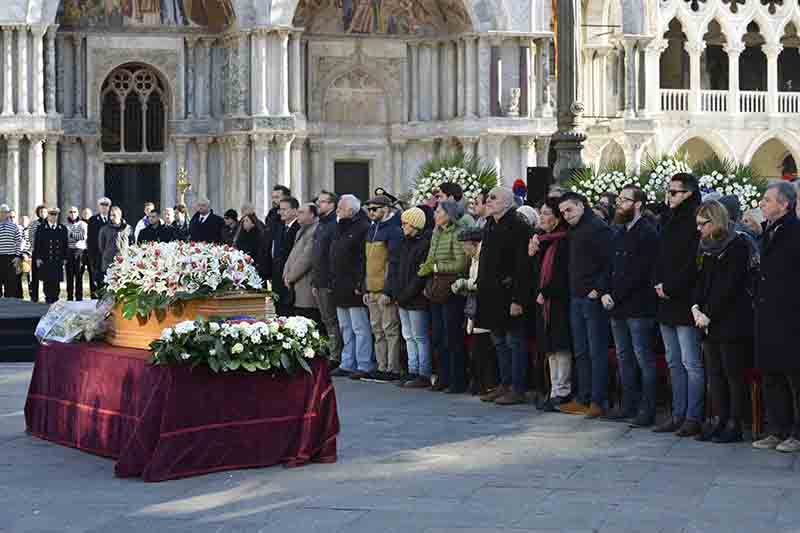Solesin, i funerali. Il padre: “Fanatismo vuole nobilitare il massacro” Solesin, i funerali. Il padre: “Fanatismo vuole nobilitare il massacro”