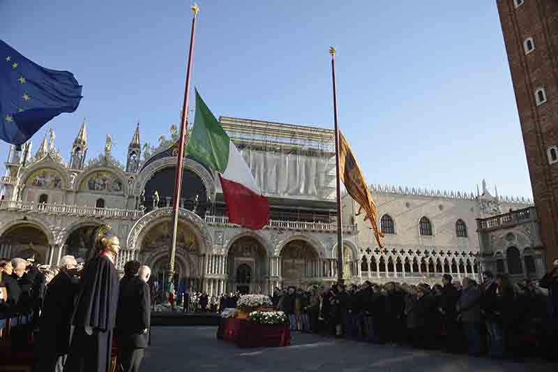 Solesin, i funerali. Il padre: “Fanatismo vuole nobilitare il massacro” Solesin, i funerali. Il padre: “Fanatismo vuole nobilitare il massacro”