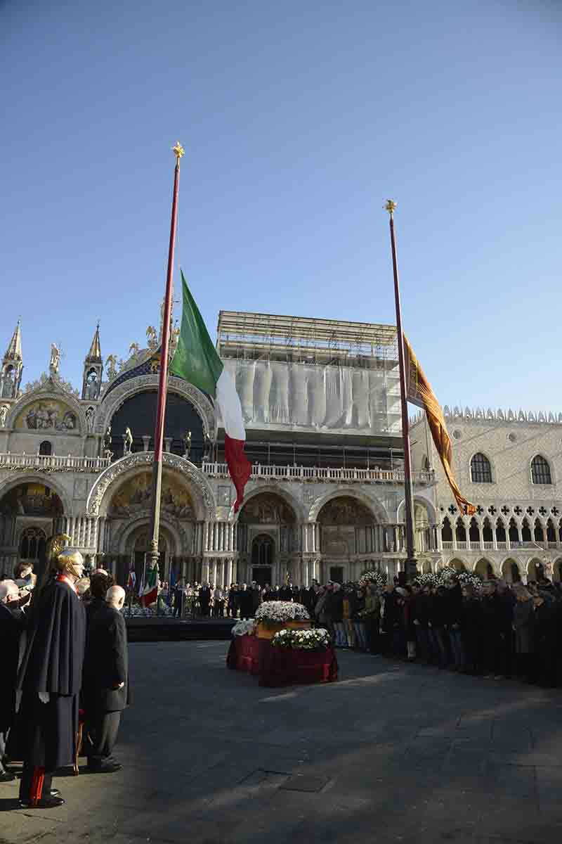 Solesin, i funerali. Il padre: “Fanatismo vuole nobilitare il massacro” Solesin, i funerali. Il padre: “Fanatismo vuole nobilitare il massacro”
