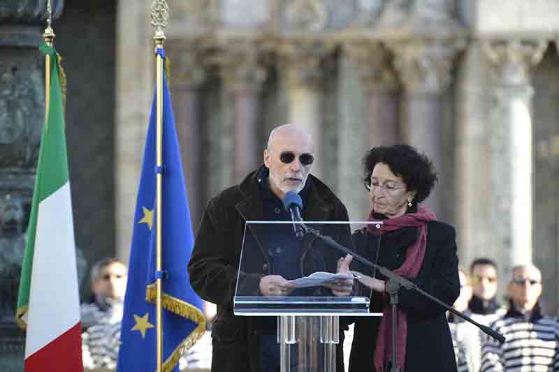 Solesin, i funerali. Il padre: “Fanatismo vuole nobilitare il massacro” Solesin, i funerali. Il padre: “Fanatismo vuole nobilitare il massacro”