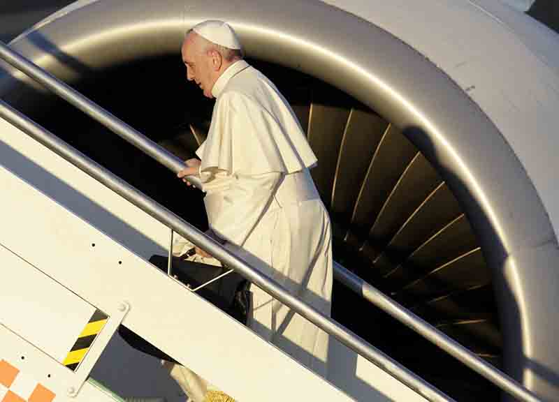 Il Papa sfida il terrorismo: “Mi fanno più paura le zanzare” Il Papa sfida il terrorismo: “Mi fanno più paura le zanzare”
