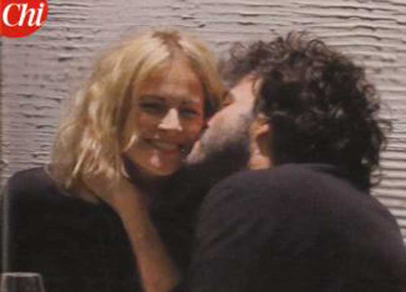 Renga, coccole e amore con Diana Poloni dopo l’addio con Ambra. Le foto Renga, coccole e amore con Diana Poloni dopo l’addio con Ambra. Le foto