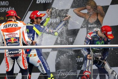 Ecclestone a Valentino Rossi. “In F1 ti saresti preso la bandiera nera”