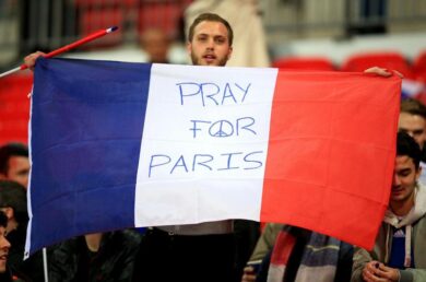 Hollande: “Tricolore sulle case”. Ricavi boom per le aziende delle bandiere