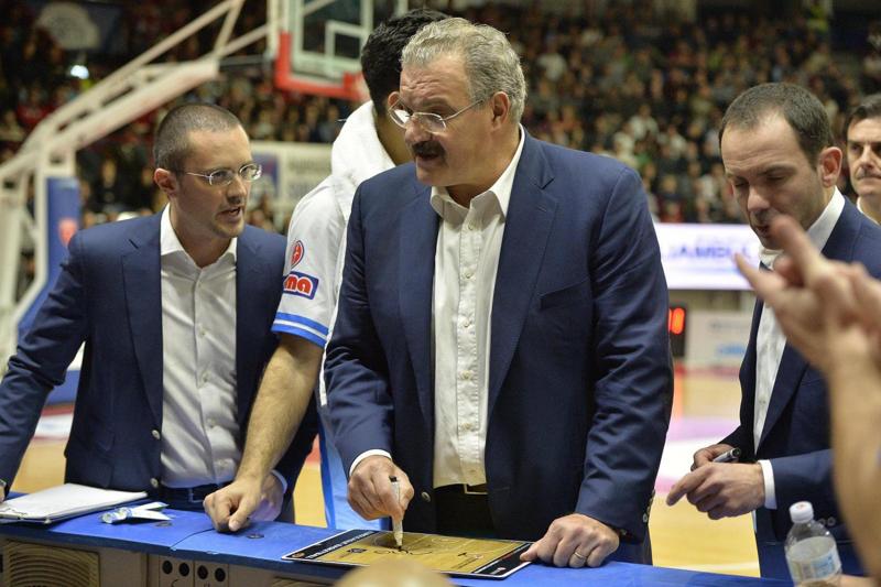 Meo Sacchetti, lettera post esonero: “Dinamo Sassari resta nella pelle” Meo Sacchetti, lettera post esonero: “Dinamo Sassari resta nella pelle”