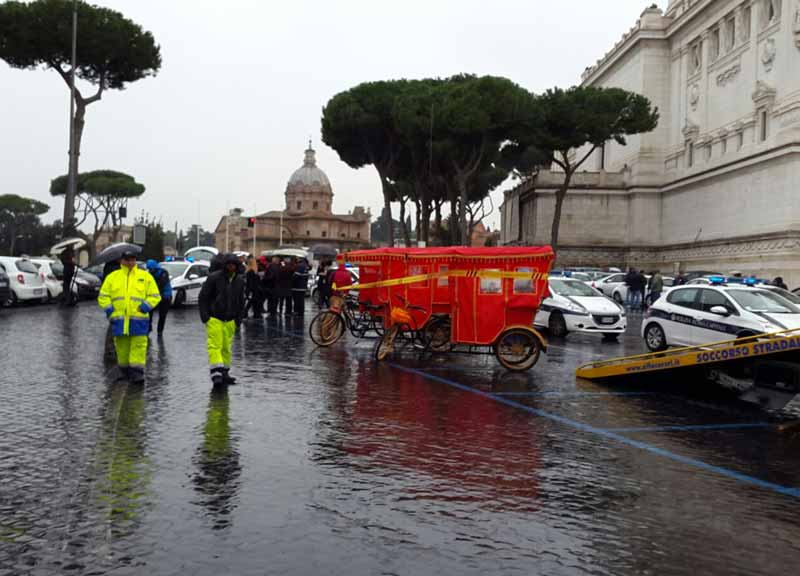 Sequestrati due risciò, l’applauso dei tassiti Sequestrati due risciò, l’applauso dei tassiti