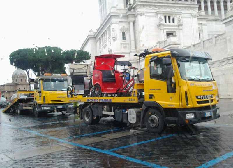 Sequestrati due risciò, l’applauso dei tassiti Sequestrati due risciò, l’applauso dei tassiti