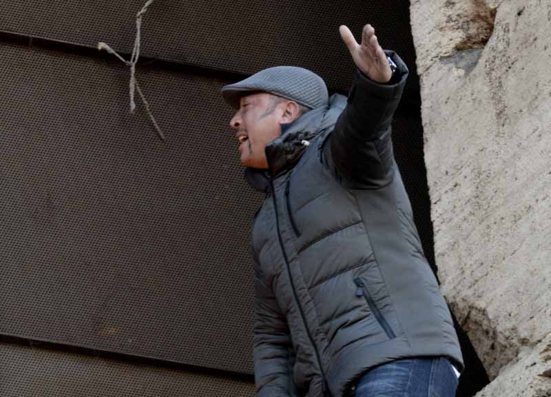 Imprenditore del turismo sale sul Colosseo. Ottiene di parlare col commissario Tronca Imprenditore del turismo sale sul Colosseo. Ottiene di parlare col commissario Tronca