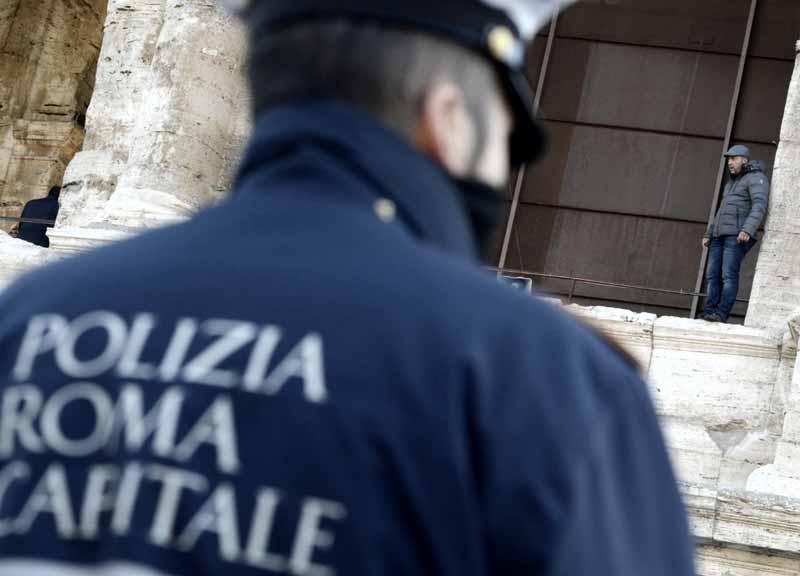 Imprenditore del turismo sale sul Colosseo. Ottiene di parlare col commissario Tronca Imprenditore del turismo sale sul Colosseo. Ottiene di parlare col commissario Tronca