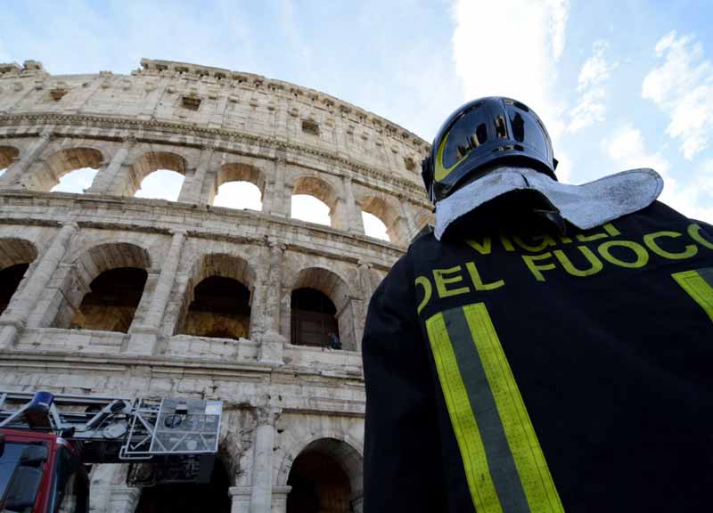 Imprenditore del turismo sale sul Colosseo. Ottiene di parlare col commissario Tronca Imprenditore del turismo sale sul Colosseo. Ottiene di parlare col commissario Tronca