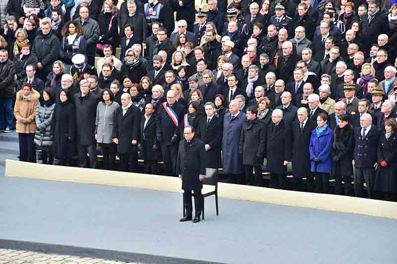 Parigi, omaggio solenne alle vittime. Hollande: distruggeremo l’Isis Parigi, omaggio solenne alle vittime. Hollande: distruggeremo l’Isis